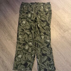 Reitmans Men's Olive Leaf Print Cargo Pants